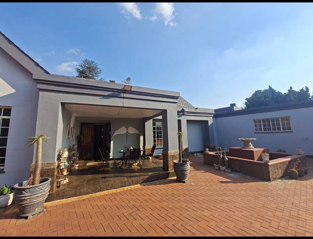 4 BEDROOM FREEHOLD FOR SALE IN ASTON MANOR